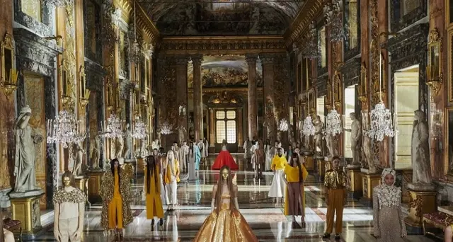 Moda: Couture fluida per la Ziggy Stardust di Valentino