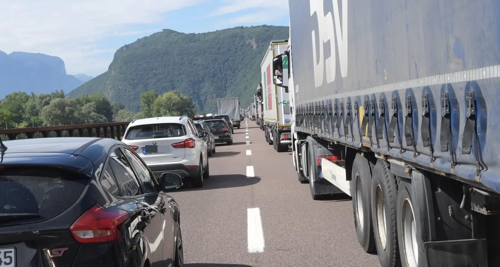Brennero: boom di auto in transito, ma calo dei tir