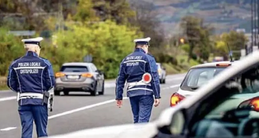 L’inchiesta: la vigilessa 39enne altoatesina patteggia e torna in servizio