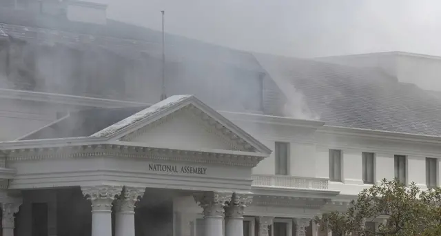 Sudafrica: l'incendio al parlamento è sotto controllo