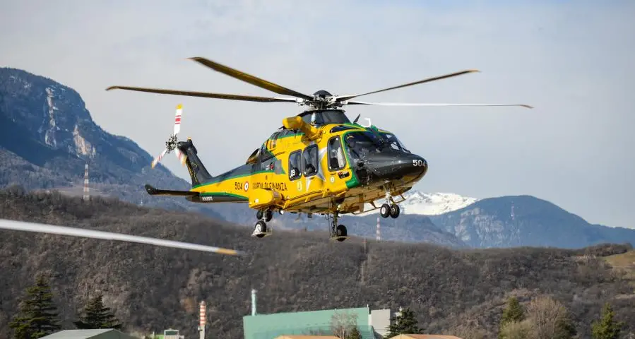 Bolzano, elicottero della Guardia di Finanza si rovescia in fase di decollo
