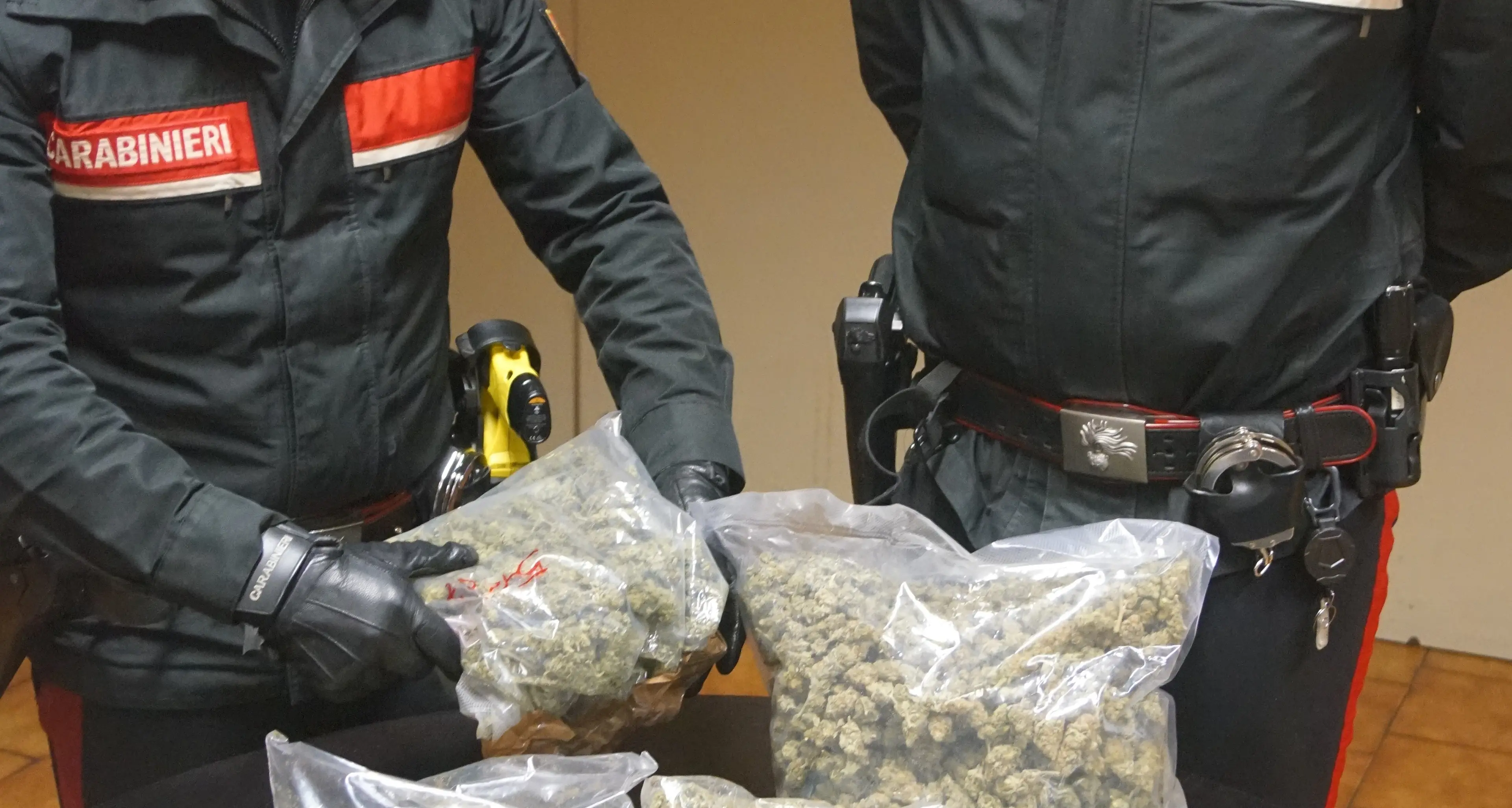 Meranese di 25 anni arrestato per spaccio: in casa aveva oltre 2 chili di droga e 1000 euro in contanti
