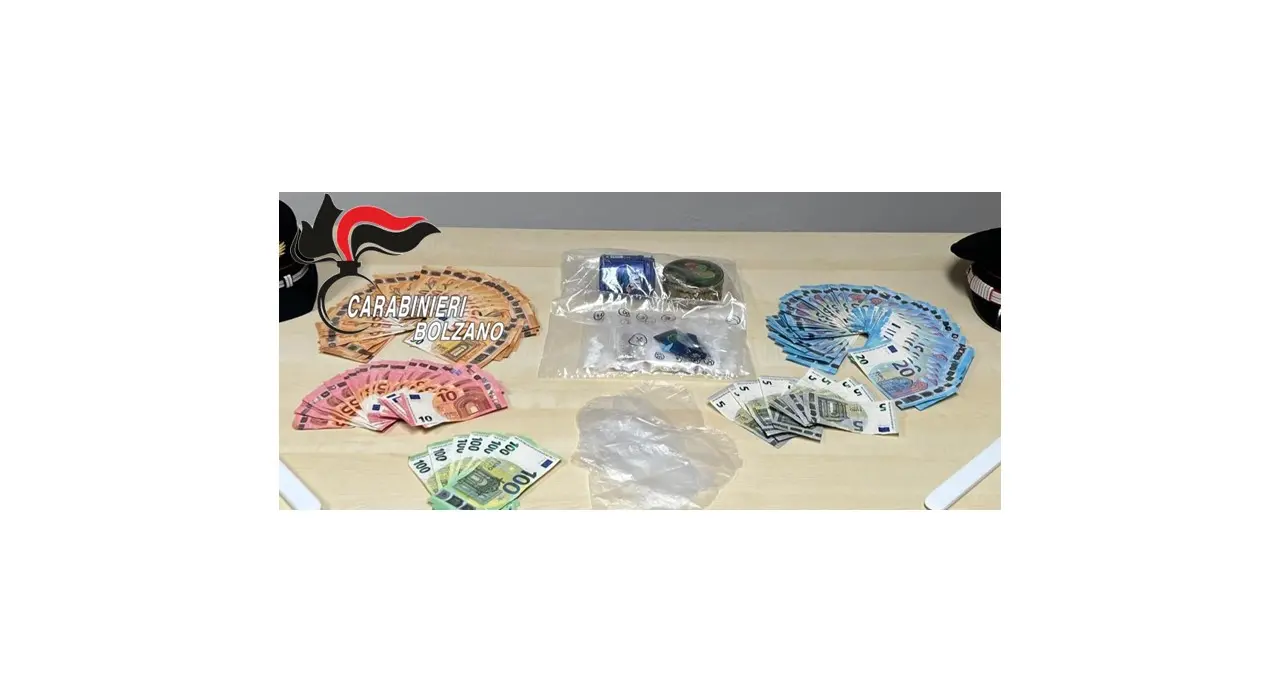 Fermato in un parcheggio con 94 ovuli di cocaina e 3.500 euro