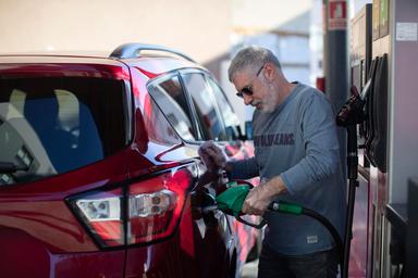 In Spagna via libera del governo a sconti 20 centesimi su carburante, tetto al gas