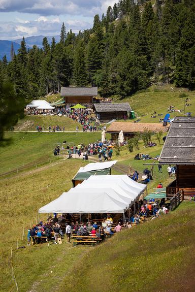 Estate: sui pendii del Latemar parte la festa degli alpeggi e delle baite