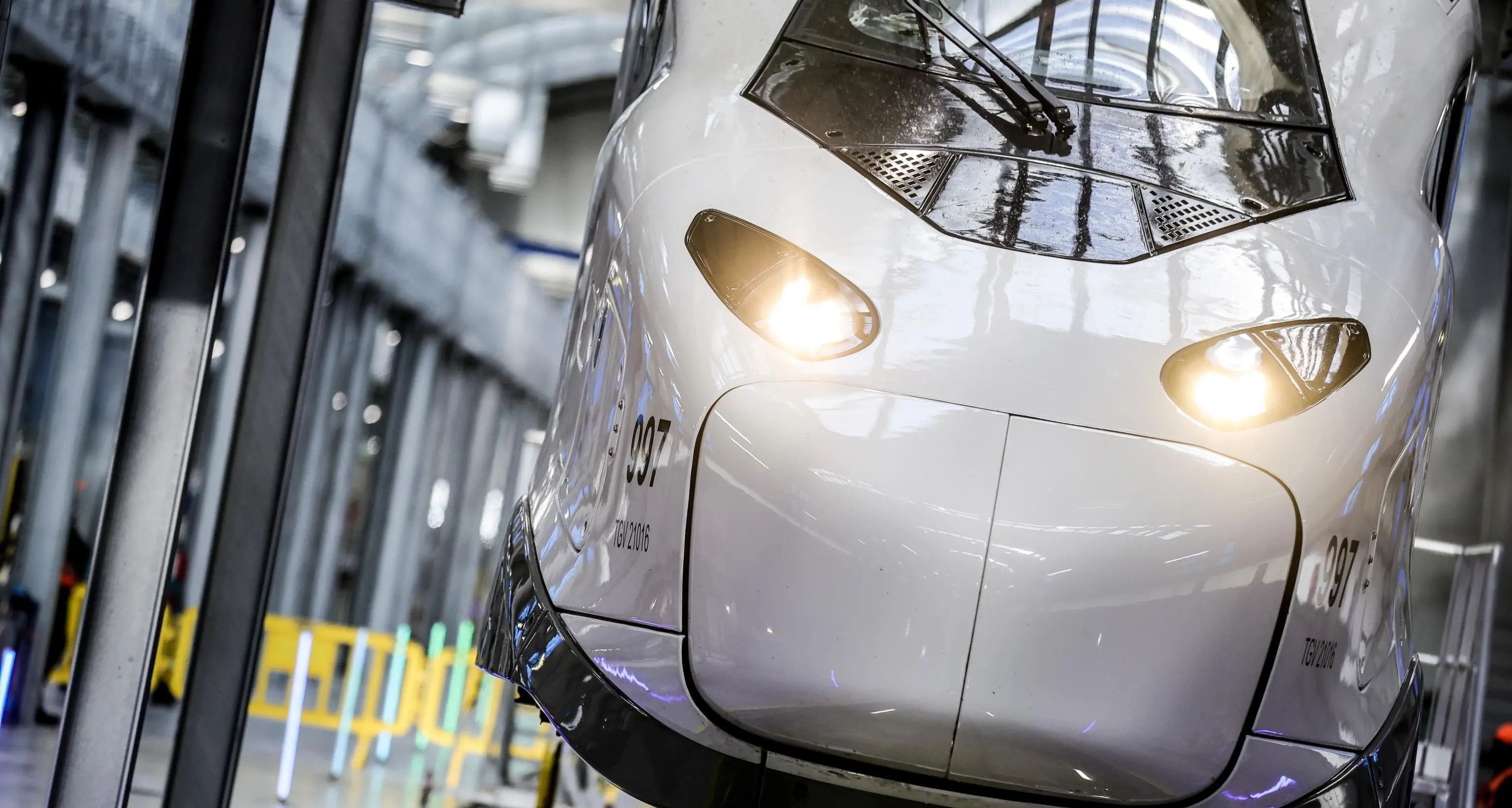Francia: macchinista si getta da treno in corsa, caos linea Tgv
