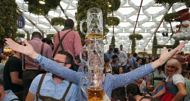 Fanno il saluto nazista all’Oktoberfest, arrestati due giovani italiani