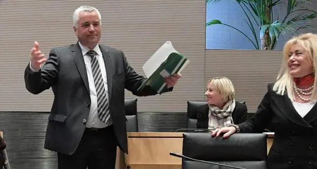 Staffetta linguistica di metà legislatura in consiglio provinciale: Noggler passa il testimone a Rita Mattei