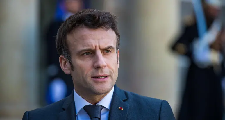 Cade il governo, Francia nel caos. Oggi Macron parla alla nazione
