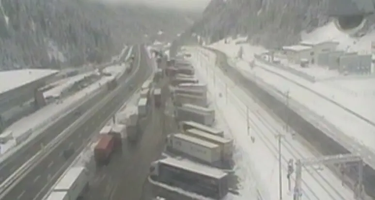Ritorno verso la normalità dopo il caos neve al Brennero: riaperte sia la statale che la linea ferroviaria della val Pusteria