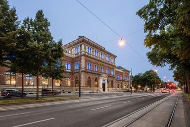 Spaccano la teca e rubano prezioso gioiello, furto al museo Mak di Vienna