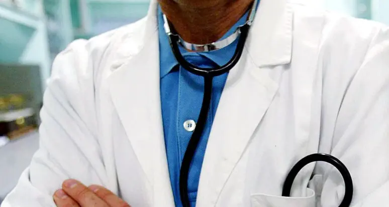Taglio alle pensioni dei medici. I sindacati: «Temiamo la fuga»