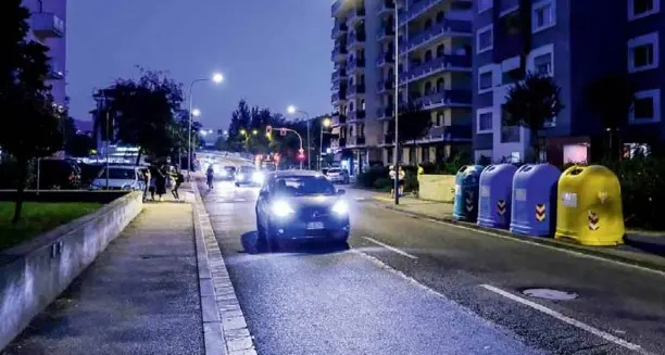 Bolzano, in via Palermo l’aggressione della baby gang: «In 10 contro uno con coltelli e spranghe»