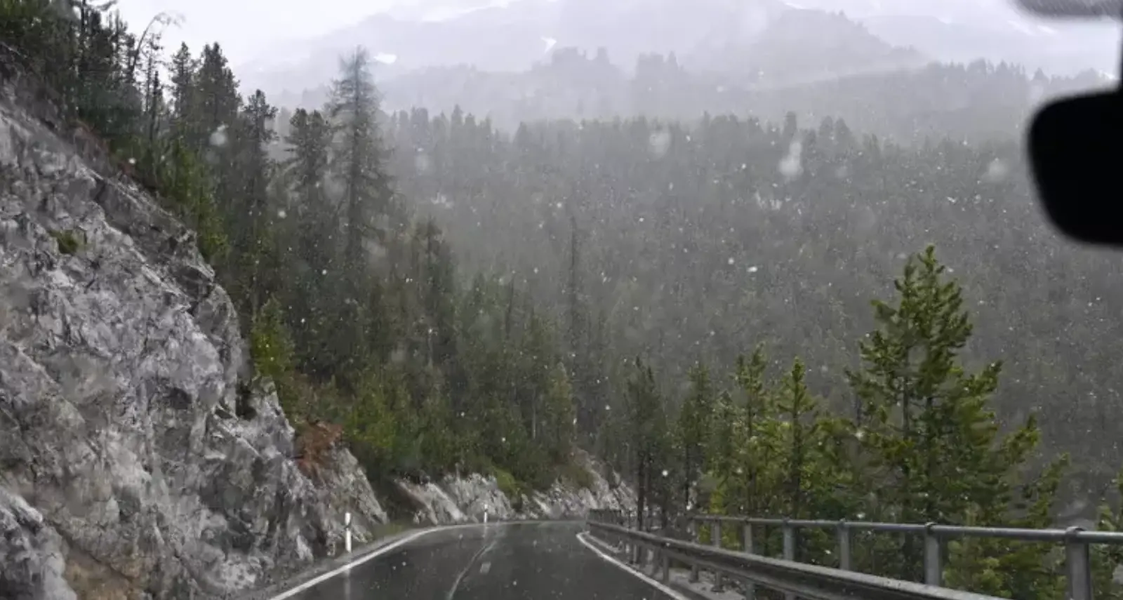 Neve al passo dello Stelvio, e oggi è in programma la giornata della bici