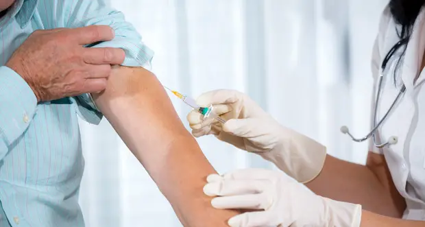 Vaccini, in Alto Adige adesione ancora bassa. L’Asl accelera: pronti a passare ai settantenni