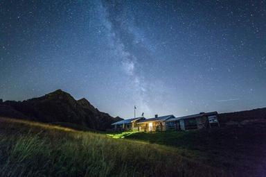 Scie luminose e stelle candenti, la magia dello stargazing