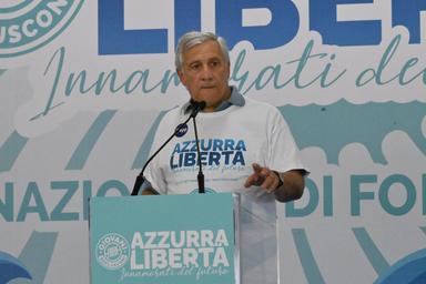 Tajani, 'giusta la raccolta firme, la democrazia è una cosa seria'