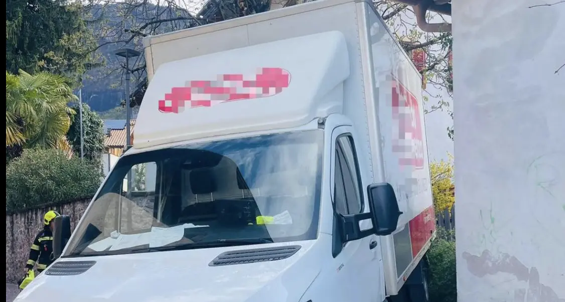 Camion incastrato nelle vie strette di Ora, intervento dei vigili del fuoco