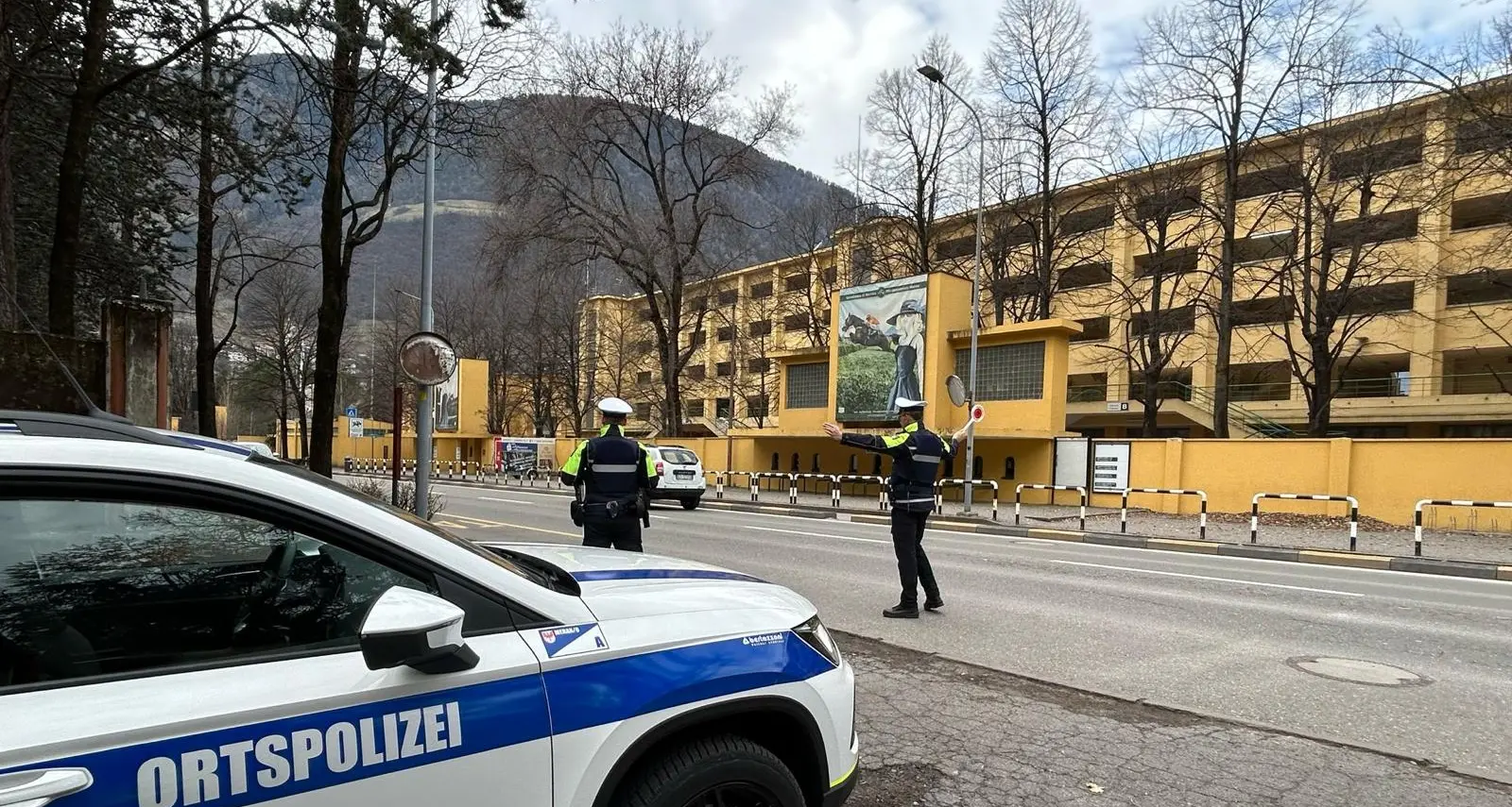 In auto con taser, coltello e spray al peperoncino: denunciato a Merano