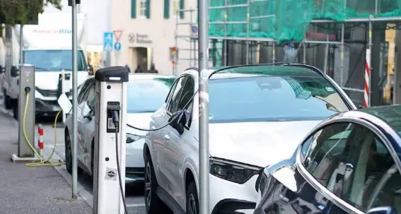 Per le auto elettriche: 56 nuove colonnine di ricarica in città. Però saltano 100 posti auto