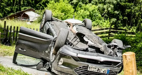 Due anziani intrappolati nell’auto ribaltata: liberati dai vigili del fuoco