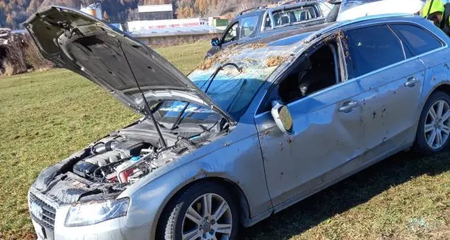 Burgusio, l’auto vola fuori dalla carreggiata: necessario l’elisoccorso