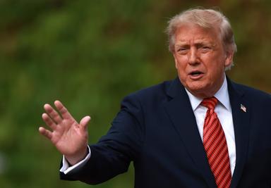 Trump, 'Zelensky smetta di colpire le raffinerie russe'