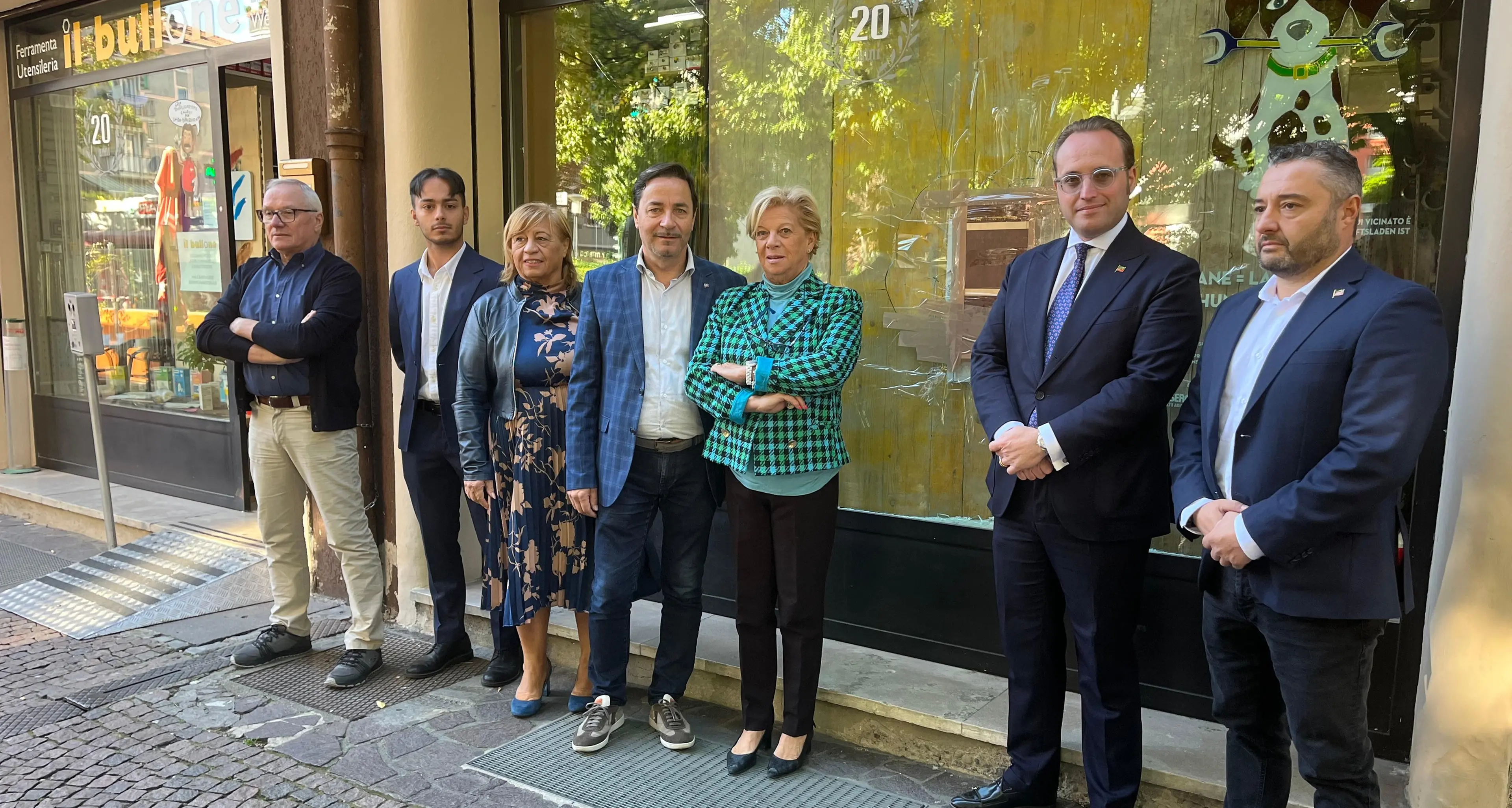 Raid dei ladri in via Sassari. Gli esercenti: «Ora basta»