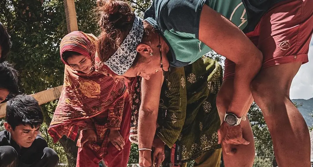 Tamara Lunger insegna l'arrampicata alle ragazze pakistane