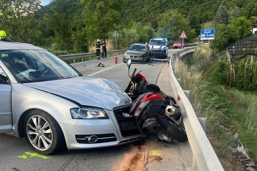 Schianto a Merano: scooter travolto dopo lo scontro tra due auto