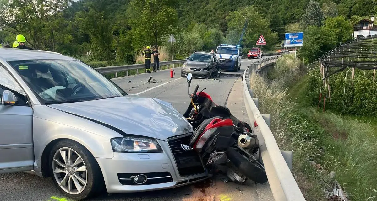 Schianto a Merano: scooter travolto dopo lo scontro tra due auto