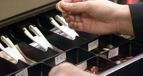 Commessa rubava l'incasso del negozio, patteggia 14 mesi