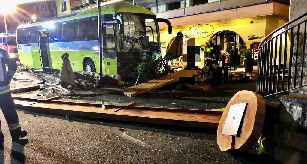 Pullman travolge il plateatico di un bar: nessun ferito