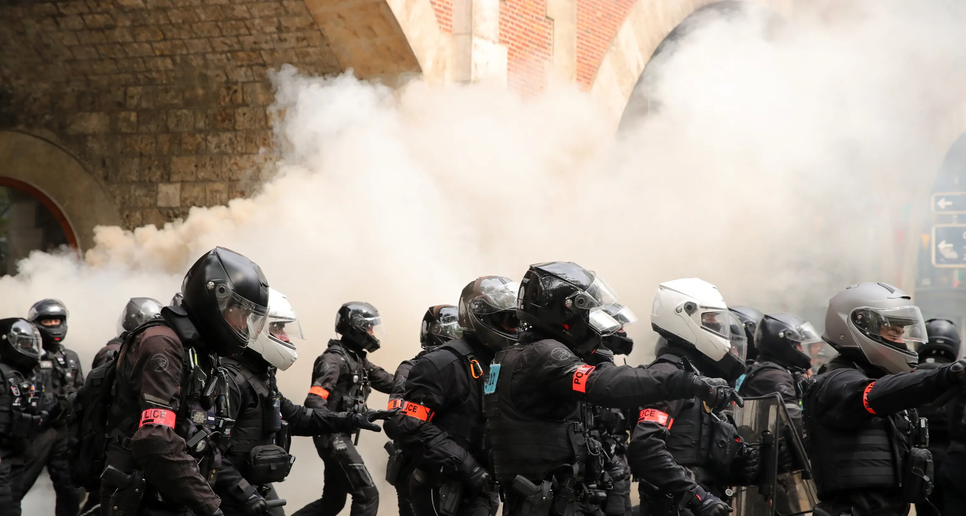1 maggio: Parigi, 7 poliziotti feriti da ordigno esplosivo