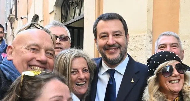 Lega: al via assemblea eletti con Salvini, applauso per Maroni