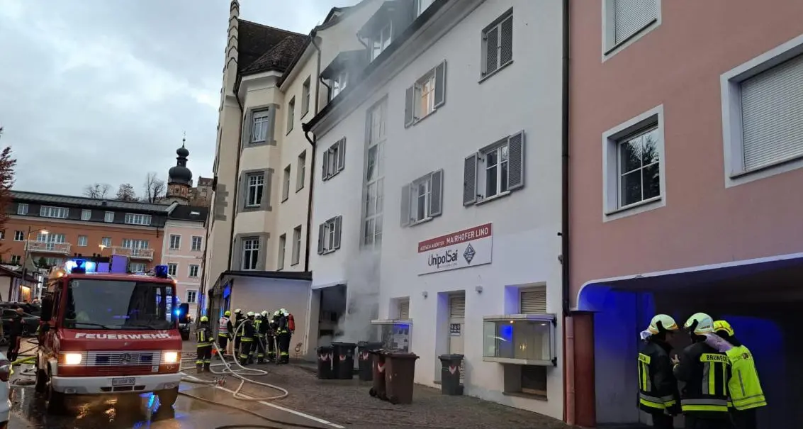 Brunico, auto in fiamme nel parcheggio sotterraneo