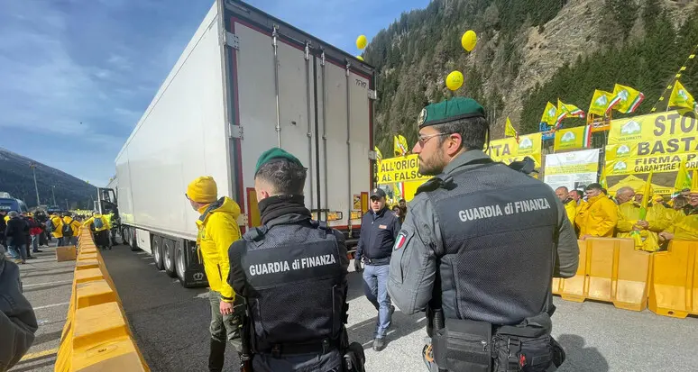 Il presidio al Brennero di Coldiretti: «L'obbligo di origine in etichetta valga per tutti»