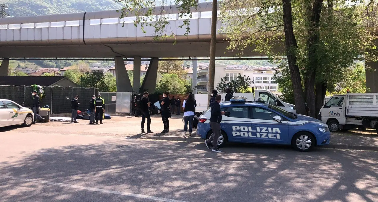 Bolzano, sgombero di una baraccopoli a ponte Roma: tensione fra polizia e un gruppo di stranieri