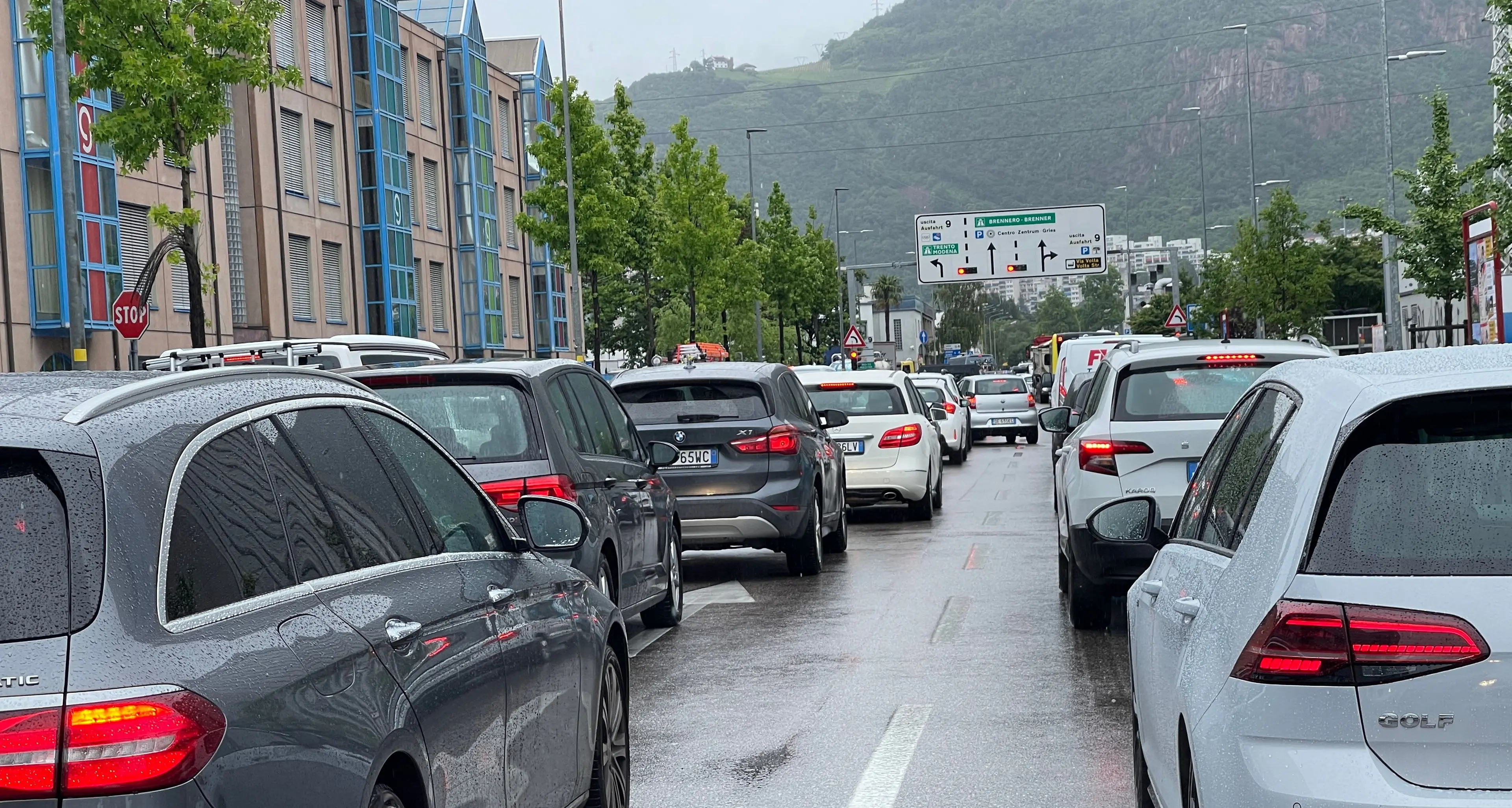 Il «venerdì nero» di Bolzano: traffico paralizzato, per bus e taxi ritardi di un’ora
