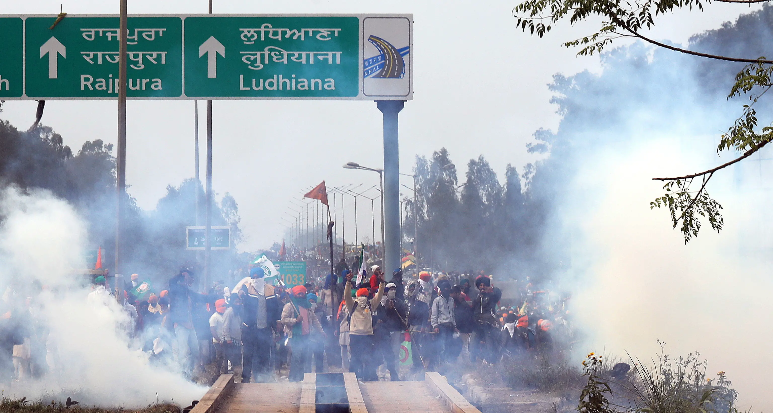 India: lacrimogeni sugli agricoltori in marcia verso Delhi
