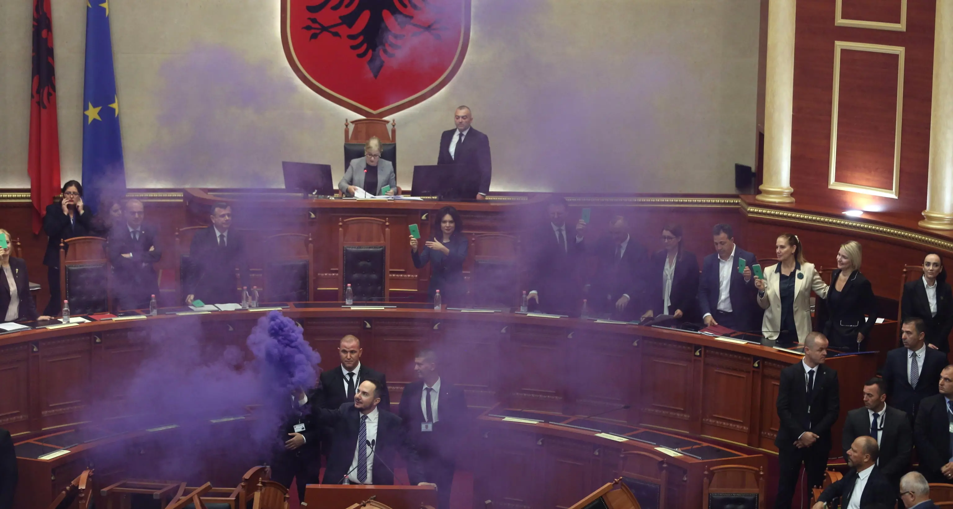 Albania: protesta dell'opposizione in aula, petardi e fumogeni
