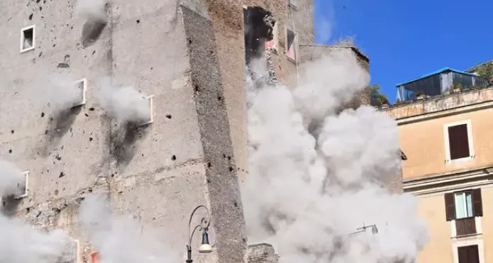 Paura a Roma: crolla una parte della Torre dei Conti nel centro della capitale