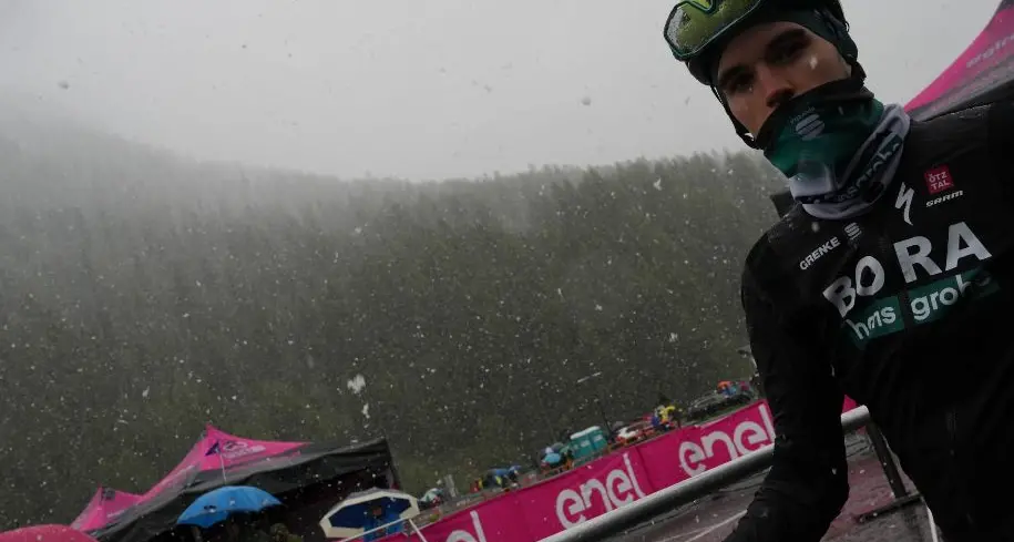 Nevica, accorciata la tappa del Giro: il via dopo la Cima Coppi, si parte a Prati allo Stelvio