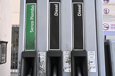 Mimit, prezzo medio self benzina a 1,989 euro al litro, gasolio a 2,066