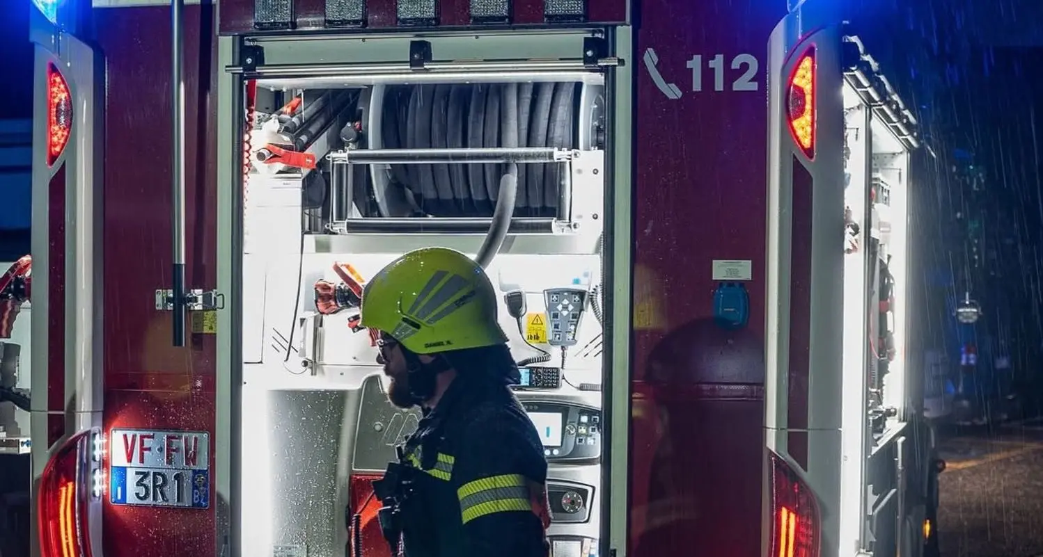 Incendio in zona industriale a Bressanone, due persone lievemente intossicate