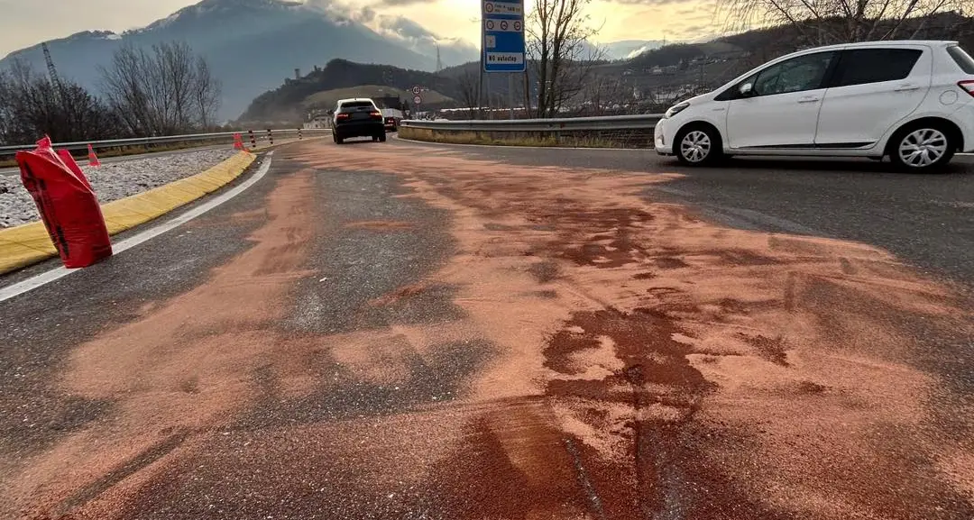 Incidente all’intersezione con la MeBo, la macchina perde litri di olio: un ferito