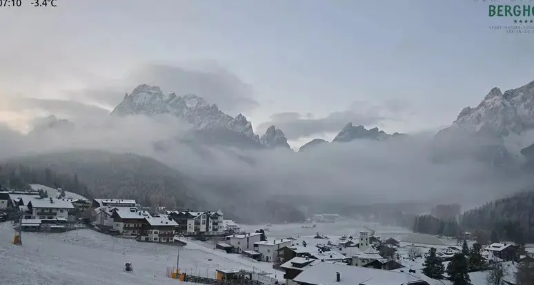 Spolverata di neve a Sesto Pusteria, paese di Jannik Sinner, annuncia l'inverno