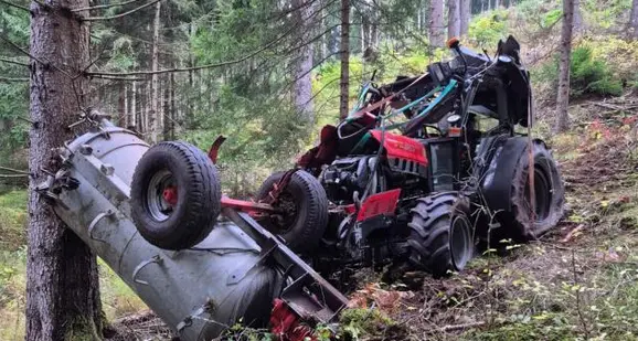 Si ribalta con il trattore e rotola nel bosco per 50 metri