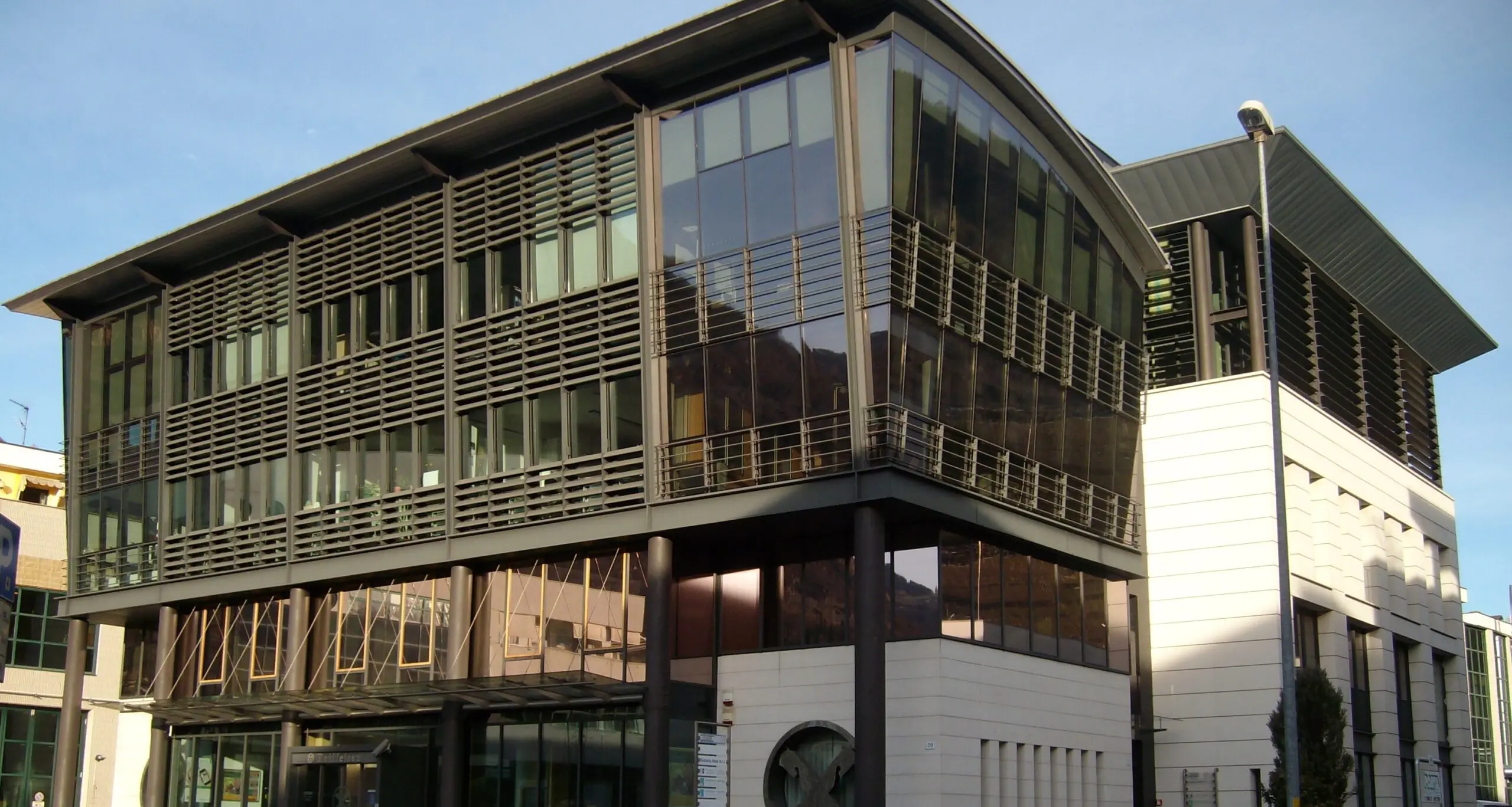 Intervento anti-legionella in una scuola a Bolzano: i circa 120 alunni della scuola superiore sono stati mandati a casa
