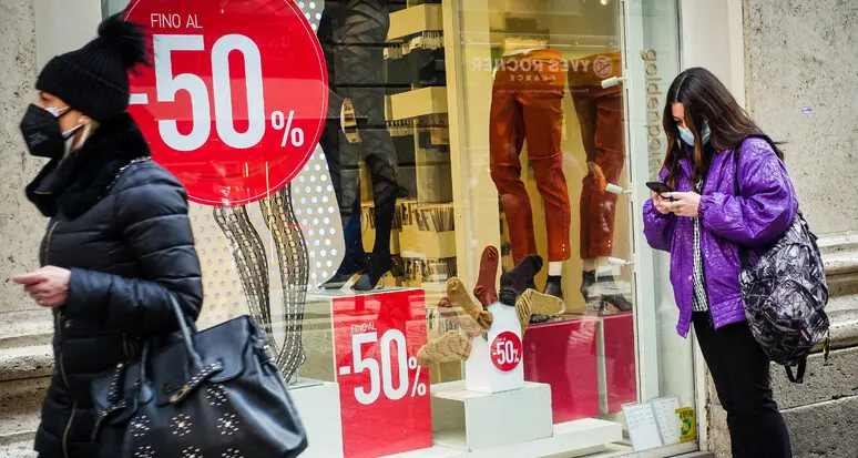 Saldi, «a Bolzano il peggior febbraio dal 2015»: pesano clima mite, partenza ritardata e ecommerce